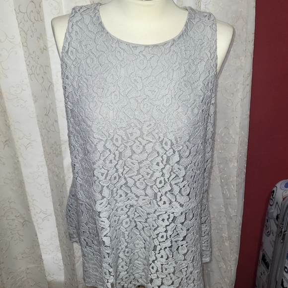 Tops - Picture 2 of 8